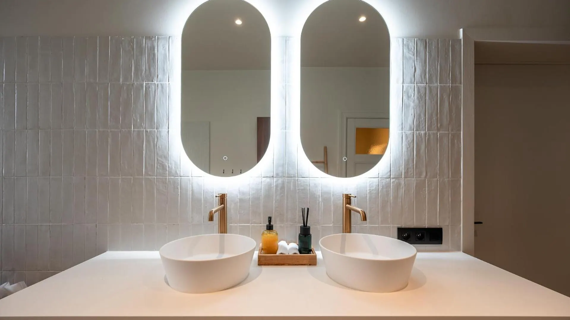 Villa Cezar - Big House At The Center Of Bruges - Free Parking 0*,  Belgium
